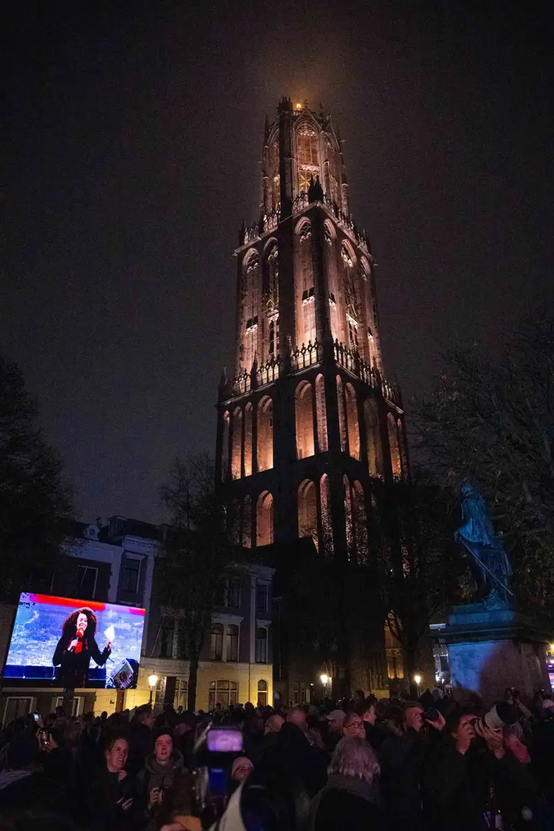 La nueva iluminación de la Torre Dom de Utrech y el look de Máxima de Holanda