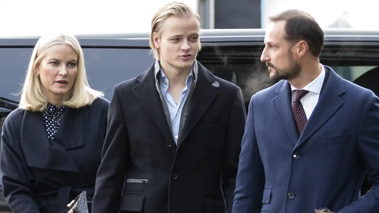 Marius Borg Høiby junto a la princesa Mette-Marit y Haakon de Noruega