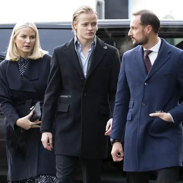 Marius Borg Høiby junto a la princesa Mette-Marit y Haakon de Noruega