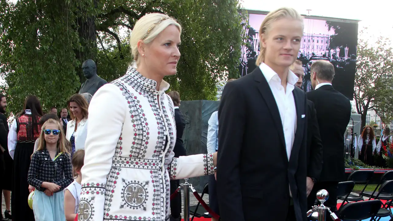 Mette-Marit junto a su hijo, Marius Borg, en un evento público