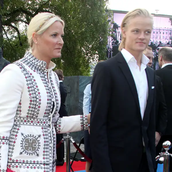 Mette-Marit junto a su hijo, Marius Borg, en un evento público