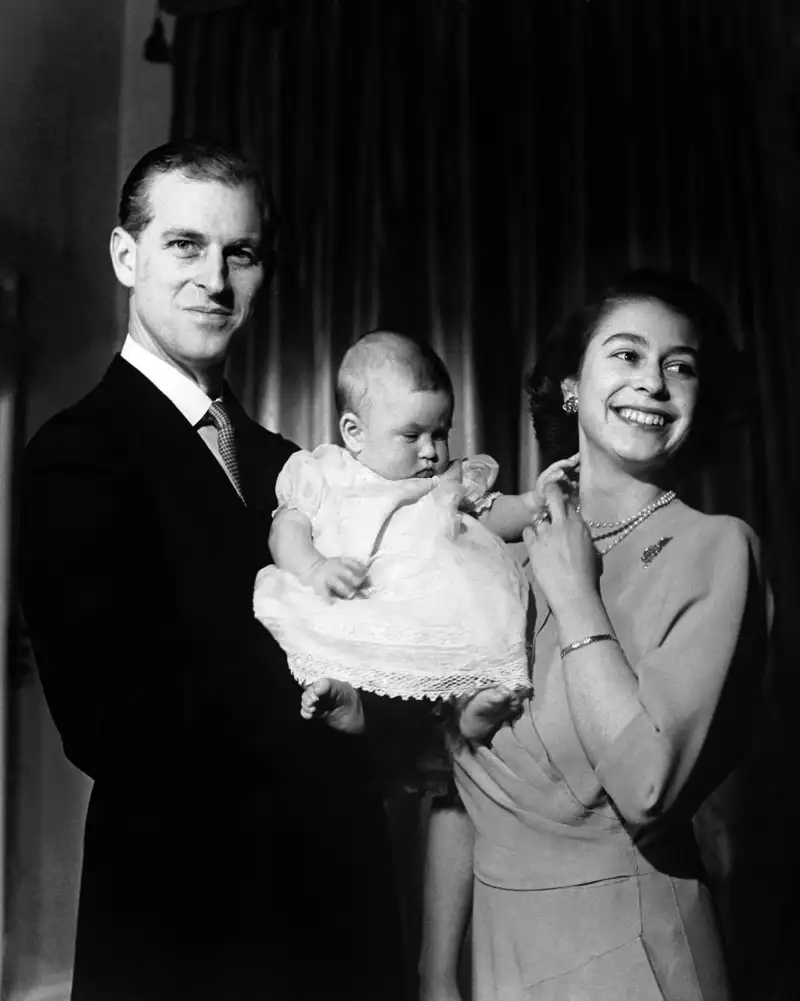 El entonces Príncipe Carlos con seis meses posando con sus padres, la Reina Isabel II y Felipe de Edimburgo. 