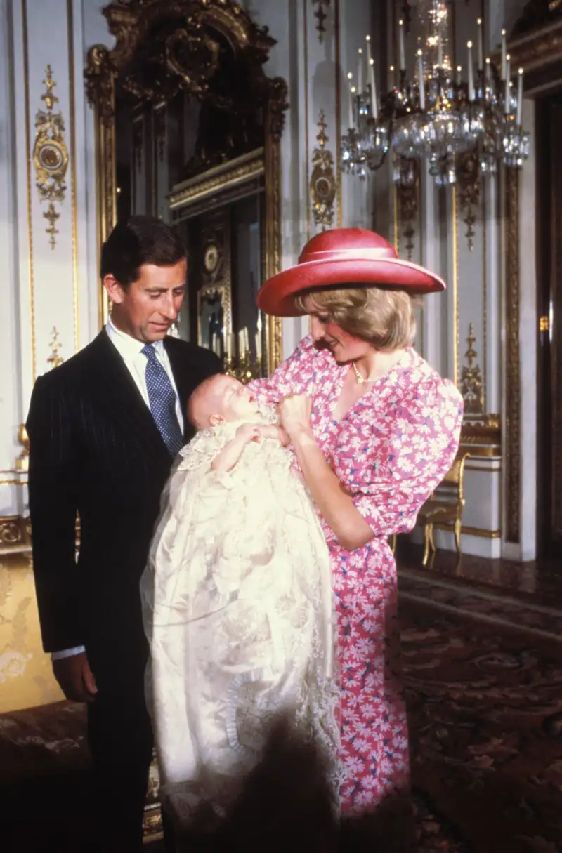 El entonces Príncipe Carlos junto a la Princesa Diana el día del bautizo de su primogénito.