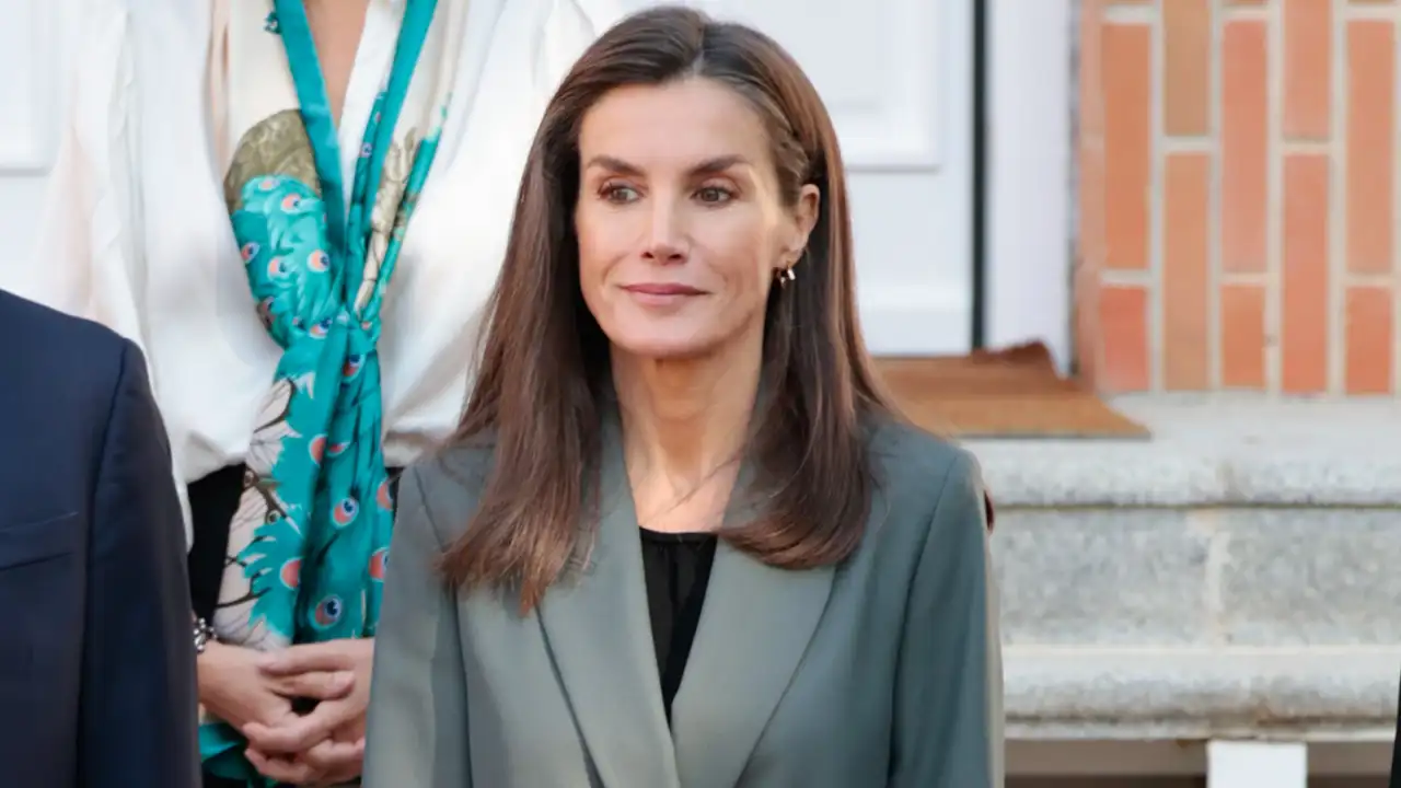 La Reina Letizia, fiel a su estilo 'working girl', rescata el traje más versátil y se vuelca con los afectados por la DANA con un significativo complemento