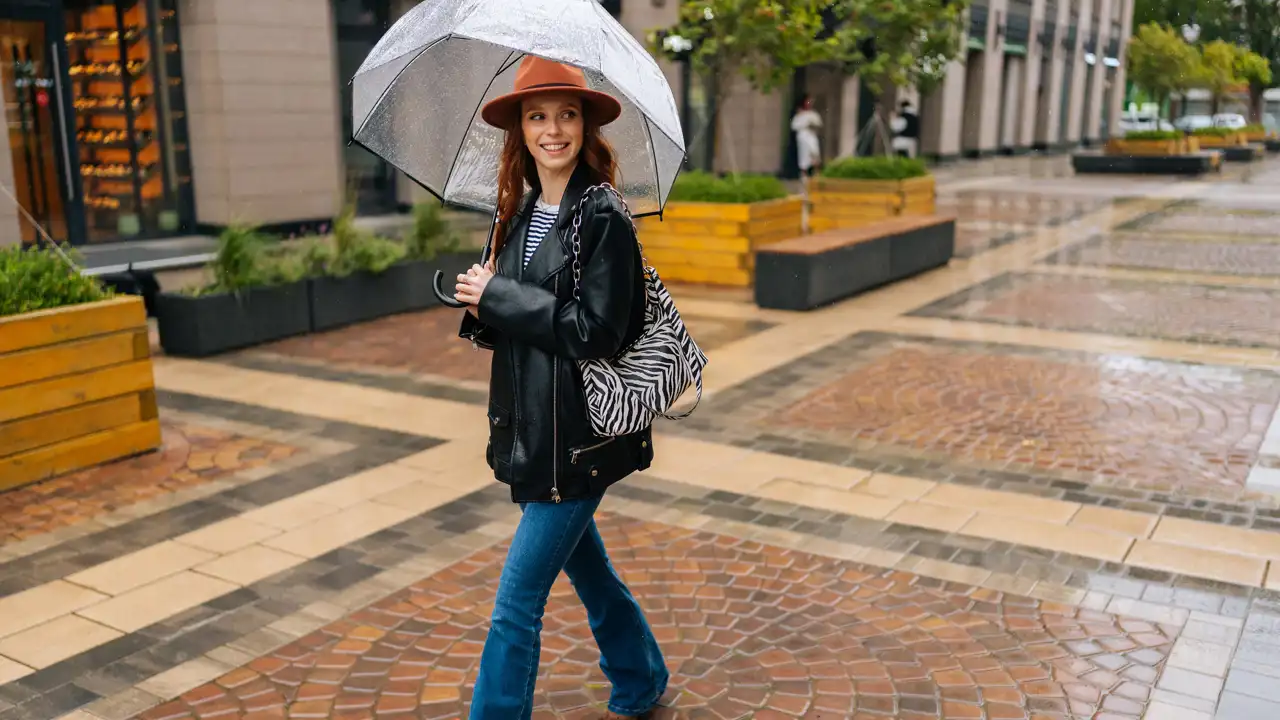 Mujer bajo la lluvia