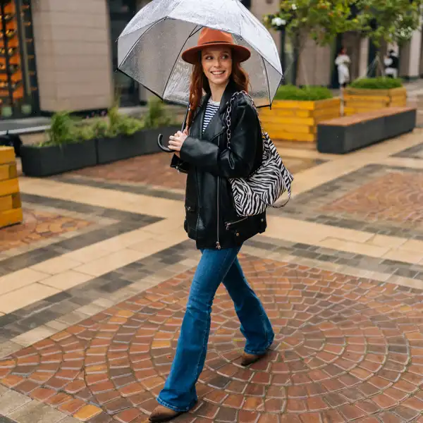 Mujer bajo la lluvia