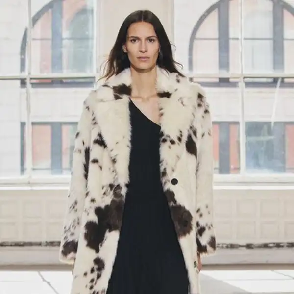 5 abrigos de Zara que mantendrán viva la tendencia 'furry' en 2025 y se están agotándose en la web 