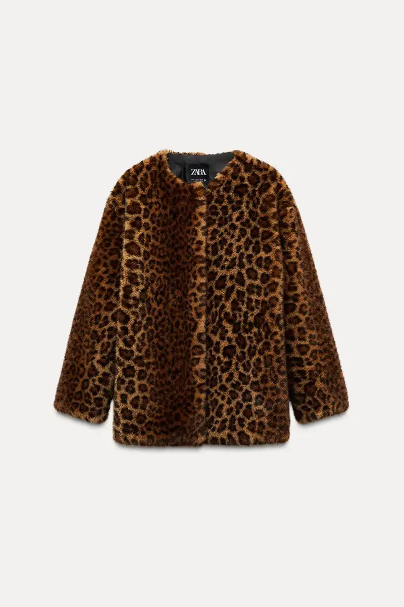 Abrigo efecto pelo estampado animal de Zara 59,95 euros 