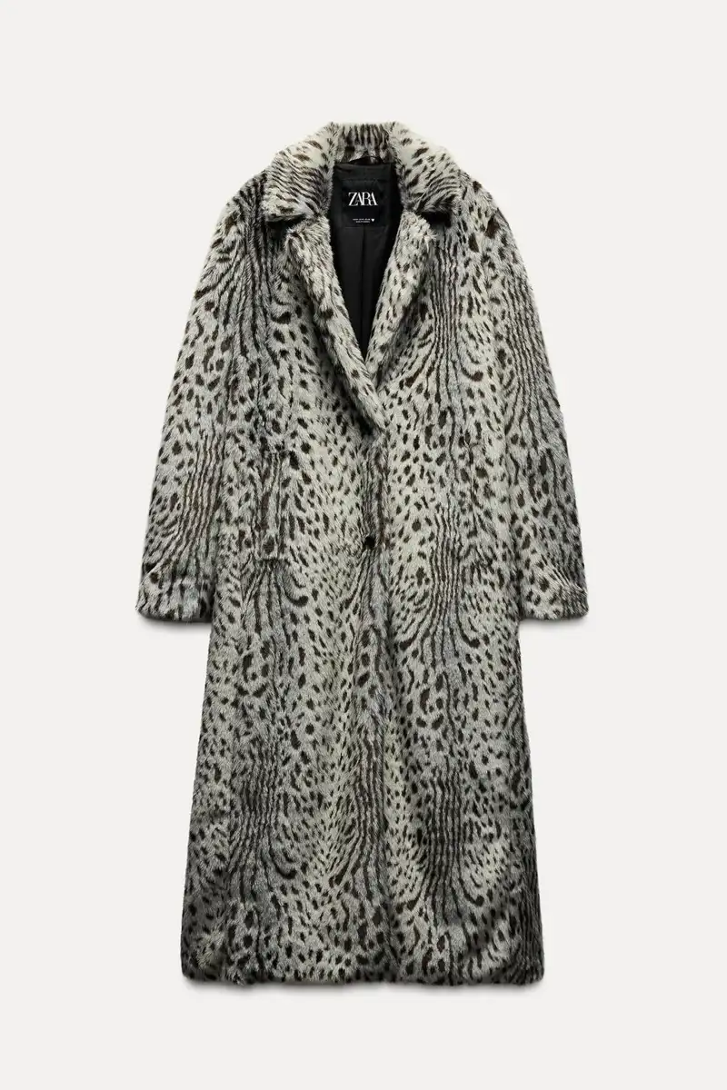 Abrigo efecto pelo estampado animal de Zara 99,95 euros 