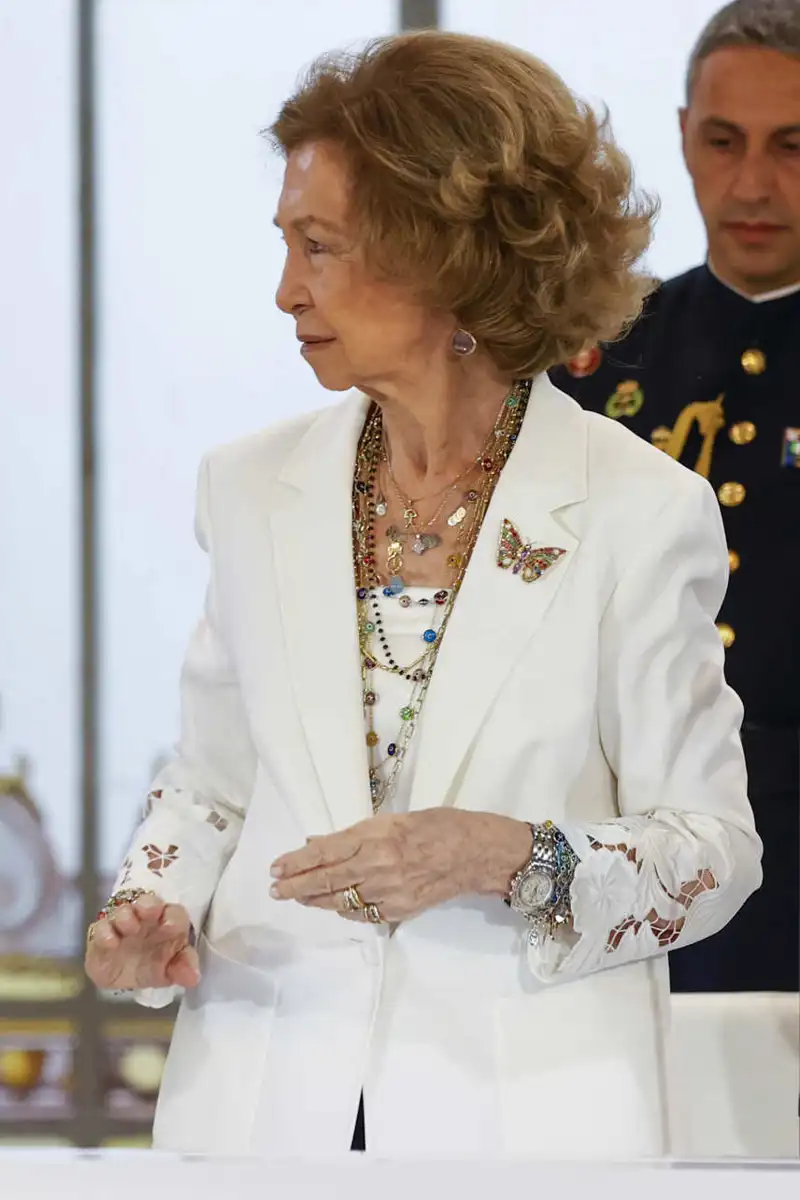 El broche en forma de mariposa, siempre acompañado de collares y abalorios 