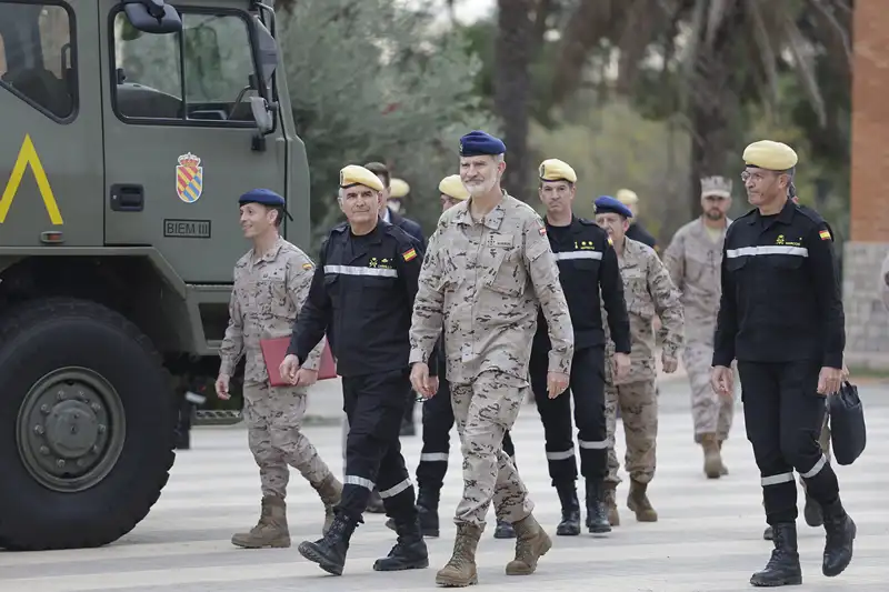 El Rey Felipe con los militares en Valencia