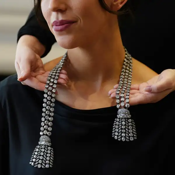 Fotografía detalle del increíble collar de diamantes que perteneció a la Marquesa de Anglesey 