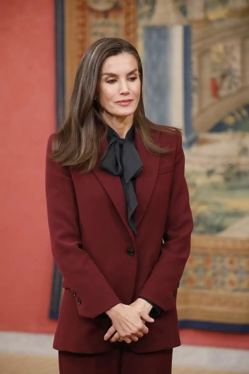 La Reina Letizia, todo al granate, estrena traje y se apunta a la tendencia absoluta del otoño en El Pardo