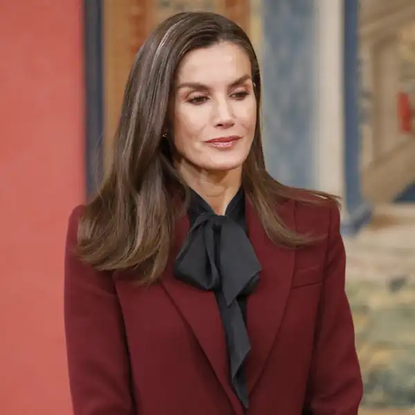 La Reina Letizia, todo al granate, estrena traje y se apunta a la tendencia absoluta del otoño en El Pardo