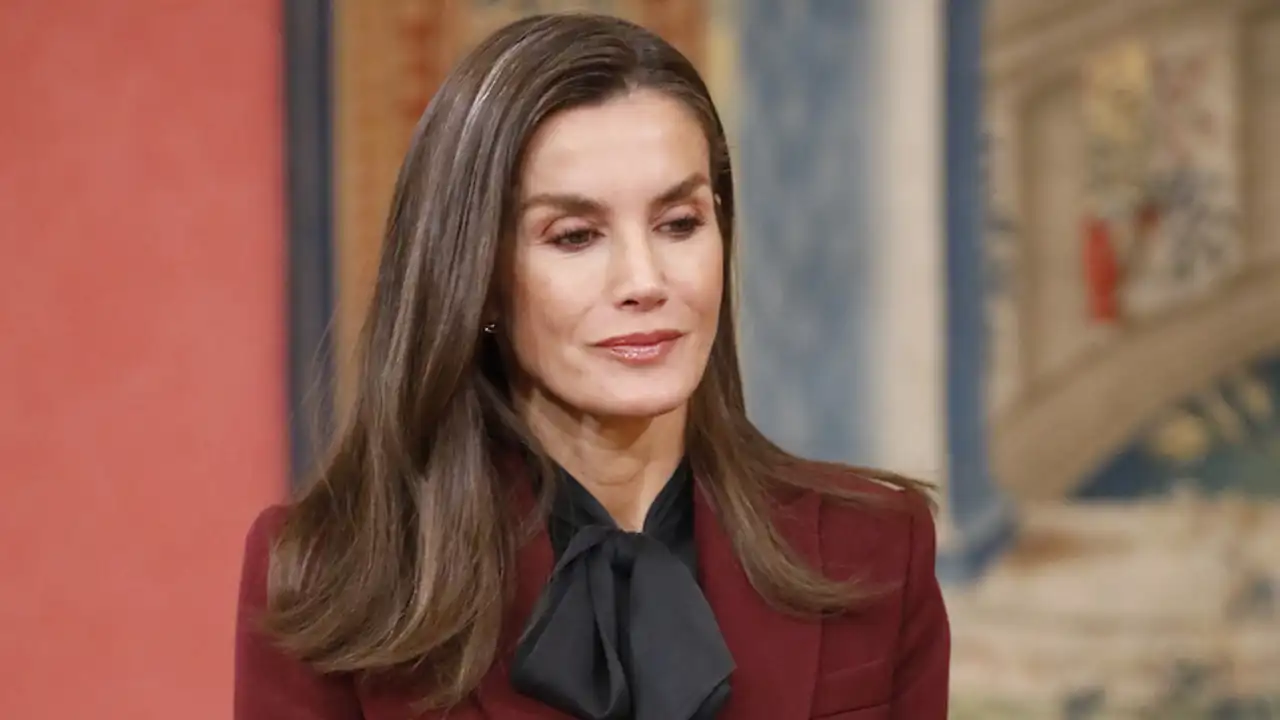 La Reina Letizia, todo al granate, estrena traje y se suma a la tendencia absoluta del otoño