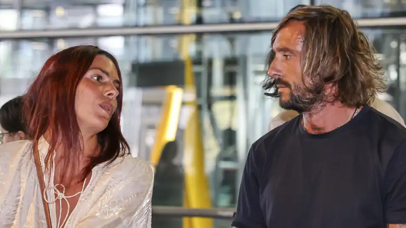 Laura Matamoros y Antonio Revilla en el aeropuerto de Madrid