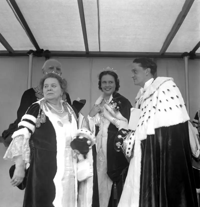 Los Marqueses de Anglesey en la coronación de Isabel II en 1953.