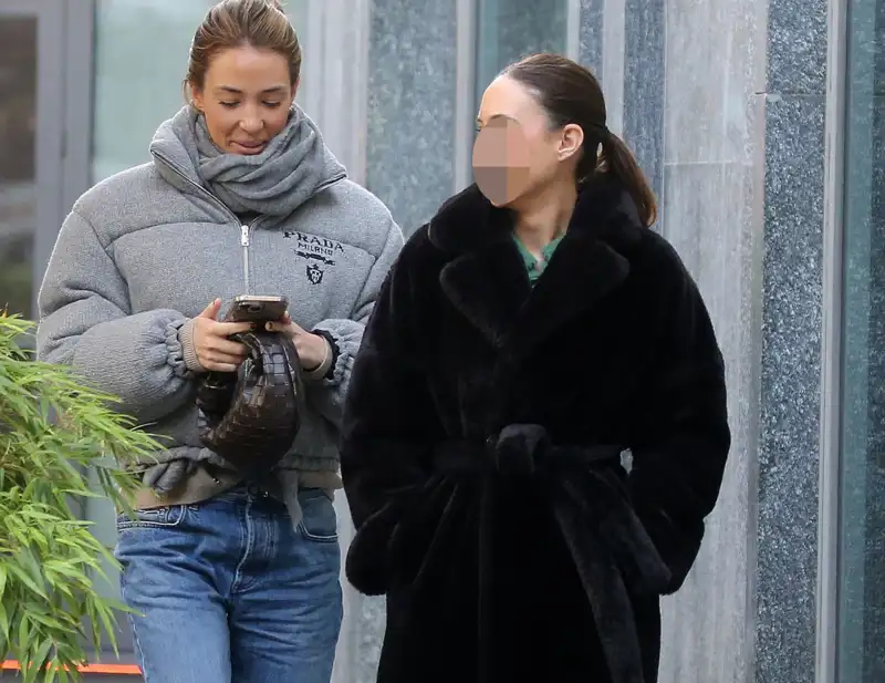 Alice Campello junto a una amiga en Milán