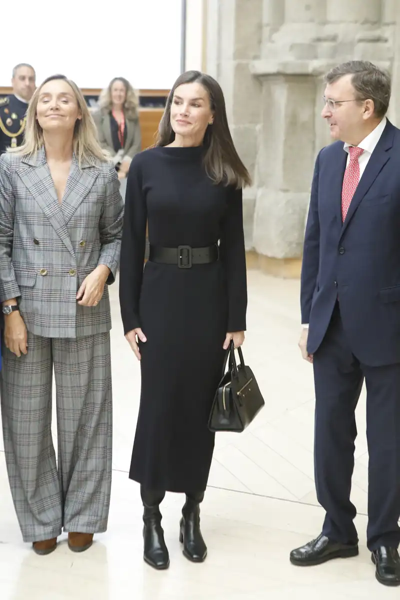 La Reina Letizia desempolva su vestido negro de punto efecto tipazo y las botas 'baggy' que arrasan 