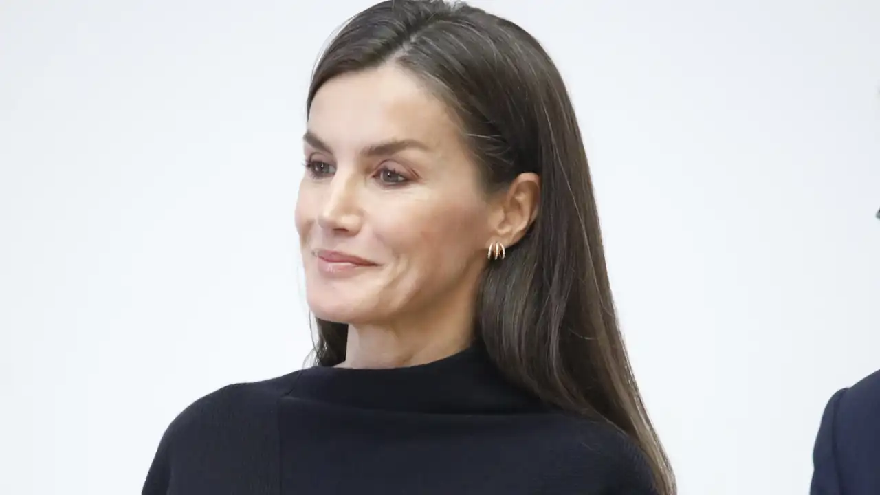 La Reina Letizia desempolva su vestido negro de punto efecto tipazo y las botas 'baggy' que arrasan 