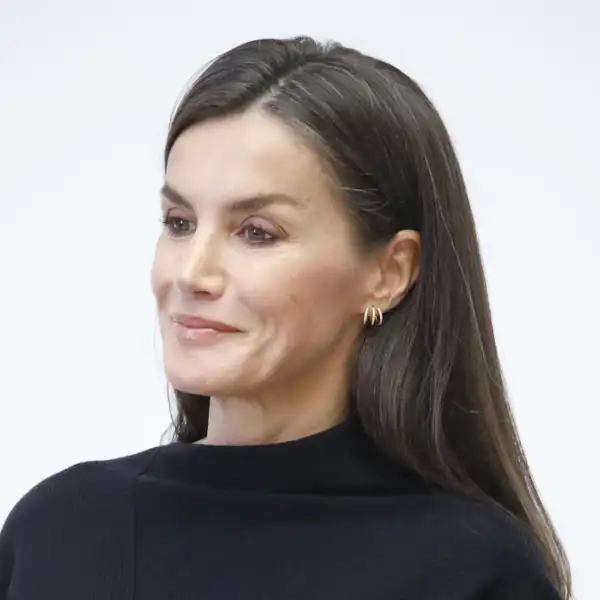 La Reina Letizia desempolva su vestido negro de punto efecto tipazo y las botas 'baggy' que arrasan 