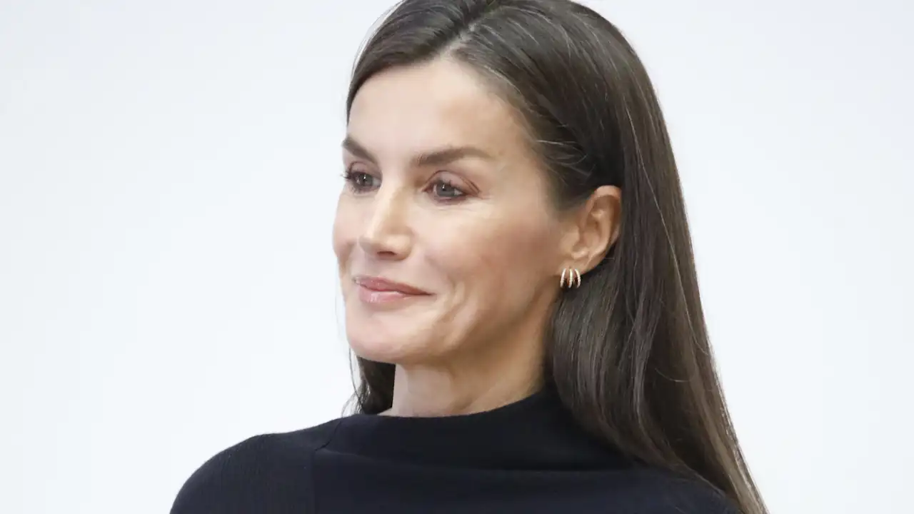 La Reina Letizia desempolva su vestido negro de punto efecto tipazo y las botas 'baggy' que arrasan 