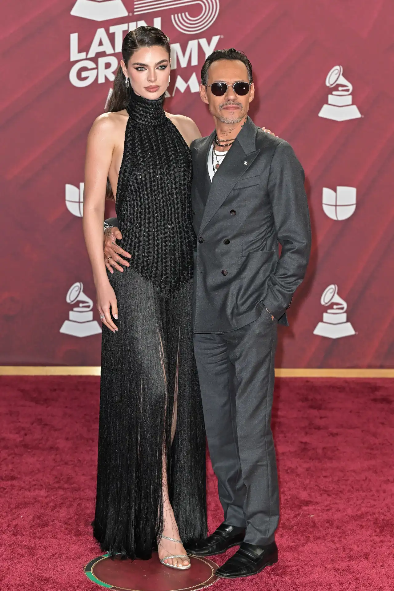 Marc Anthony y su mujer en los Latin Grammy 2024