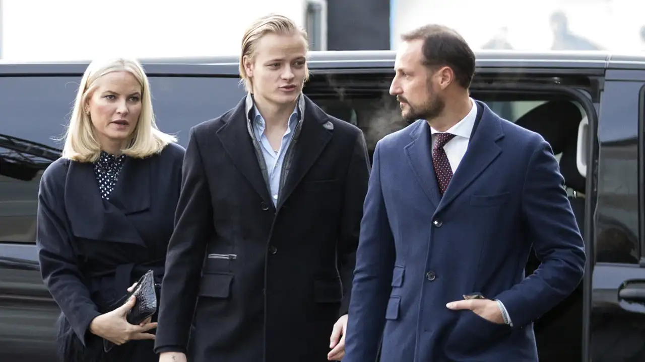 Marius Borg Høiby junto a la princesa Mette-Marit y Haakon de Noruega