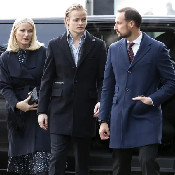 Marius Borg Høiby junto a la princesa Mette-Marit y Haakon de Noruega