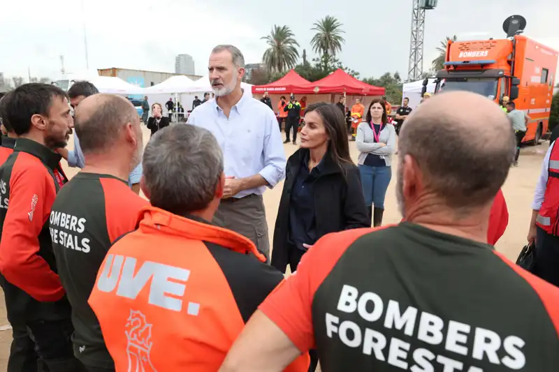 Los Reyes Felipe y Letizia durante su visita a Paiporta