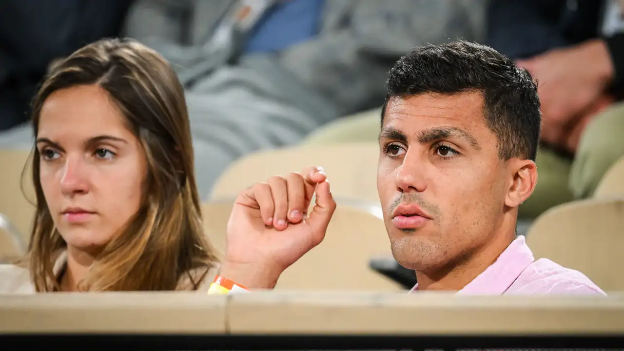 Rodri Hernández y Laura viendo un partido de tenis