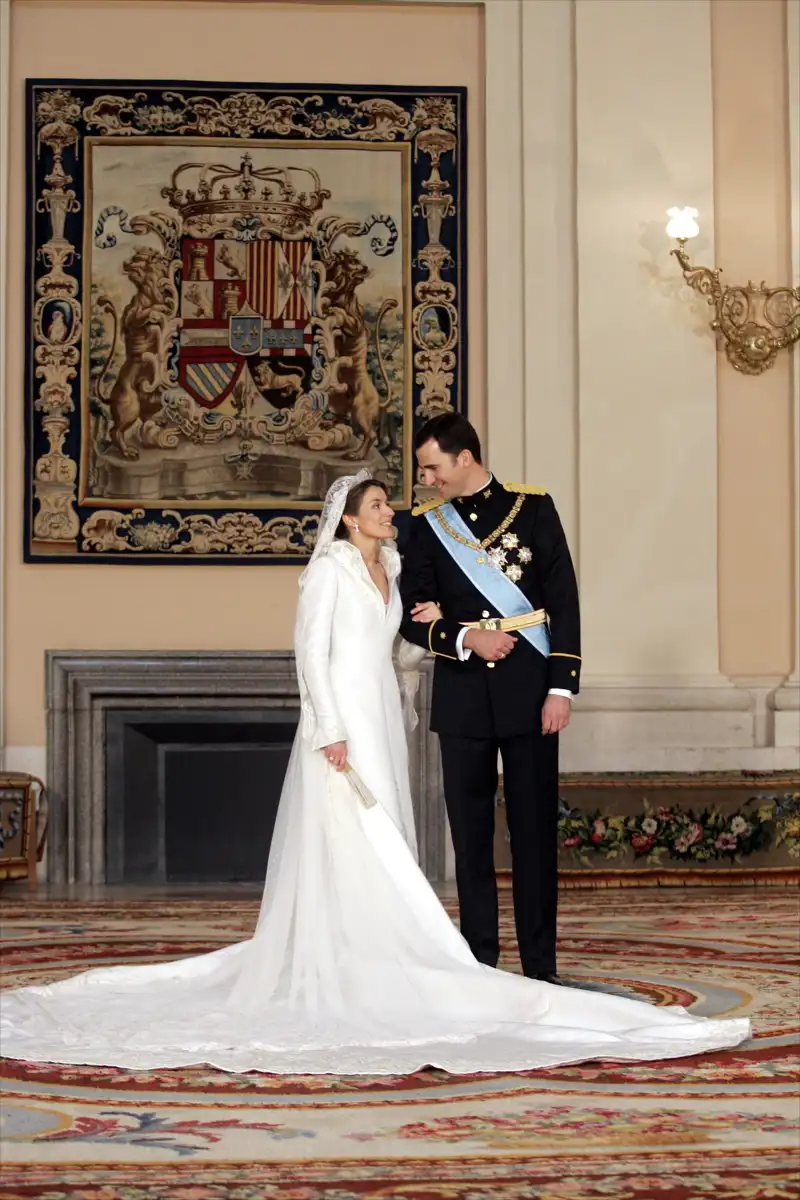 El vestido de Doña Letizia en todo su esplendor en el posado de los Reyes en Palacio posterior al enlace