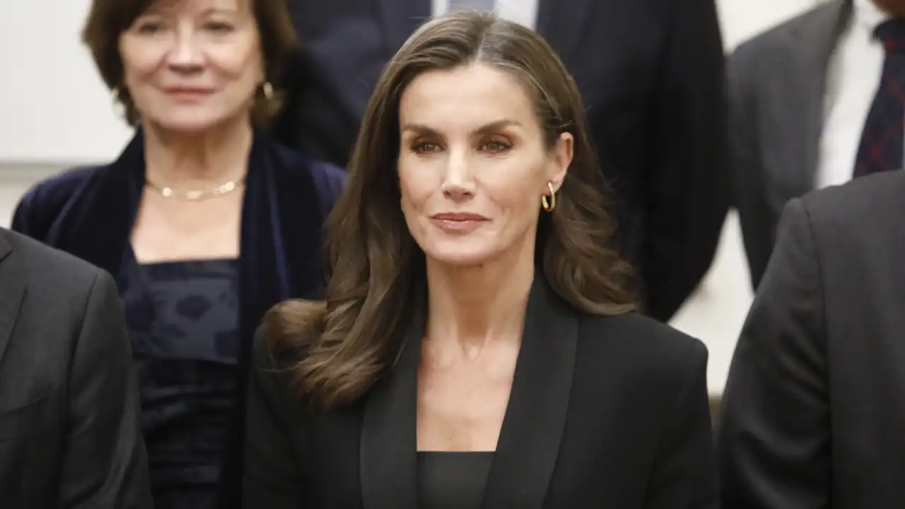 La Reina Letizia va a lo seguro y enamora con un total black look en los Premios Francisco Cerecedo