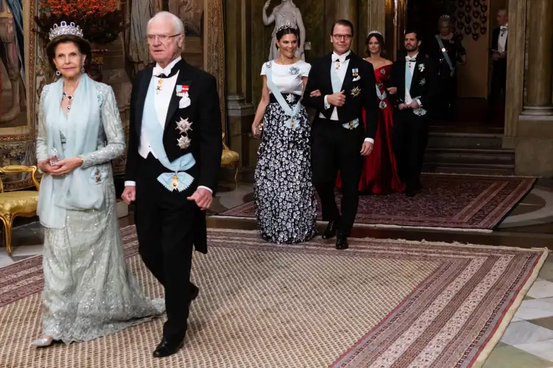 Los Reyes de Suecia seguidos de la Princesa Heredera Victoria y el Príncipe Felipe