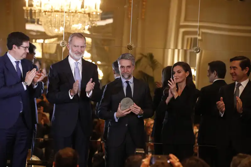 Los Reyes junto a Carlos Franganillo en los Premios Francisco Cerecedo