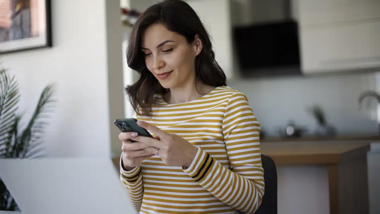 Mujer con el móvil