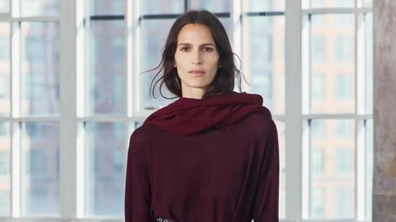 5 jerséis de punto 'burgundy' de Zara para ir arreglada y que combinan a la perfección con vaqueros