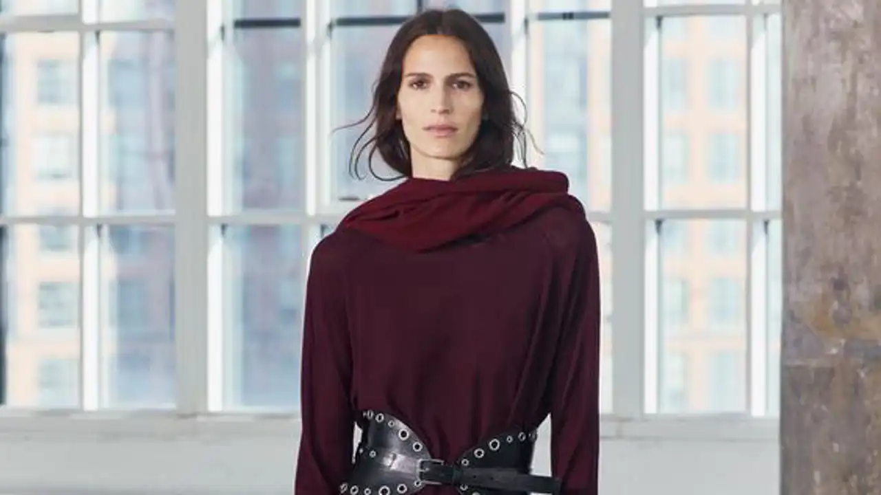 5 jerséis de punto 'burgundy' de Zara para ir arreglada y que combinan a la perfección con vaqueros