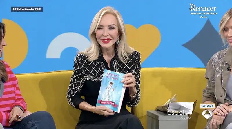 Carmen Lomana con el libro de Ágatha Ruiz de la Prada