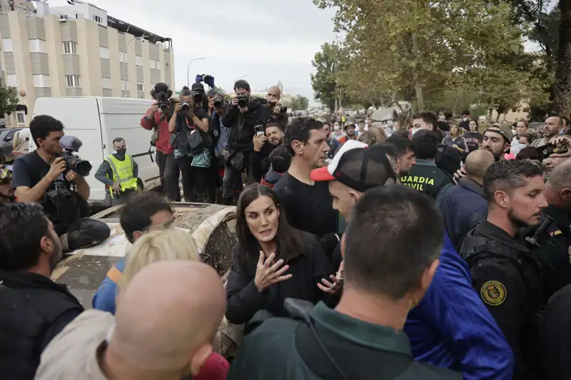 Doña Letizia rodeada de vecinos enfadados en Paiporta, Valencia