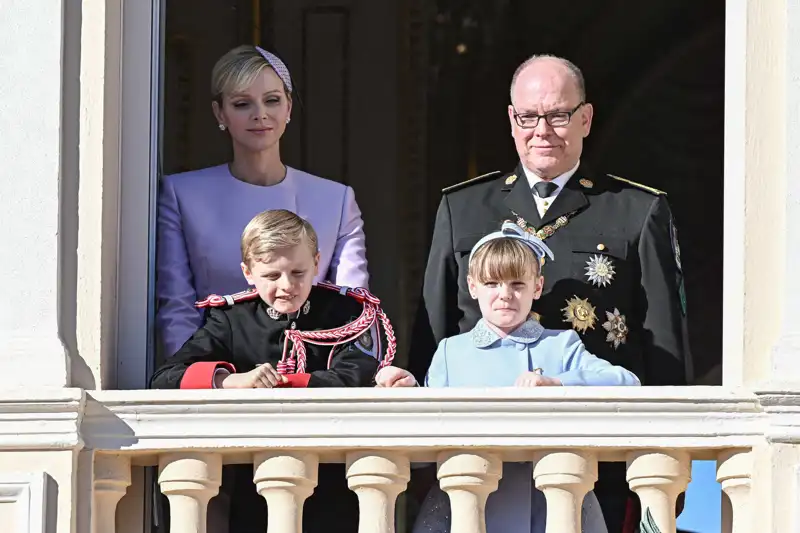 La Princesa Charlene, algo taciturna, con su marido el Príncipe Alberto y sus hijos Jacques y Gabriela celebrando la fiesta nacional