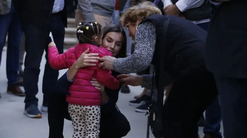 La Reina Letizia abraza a Candela ante la atenta mirada de su abuela Rosi. 