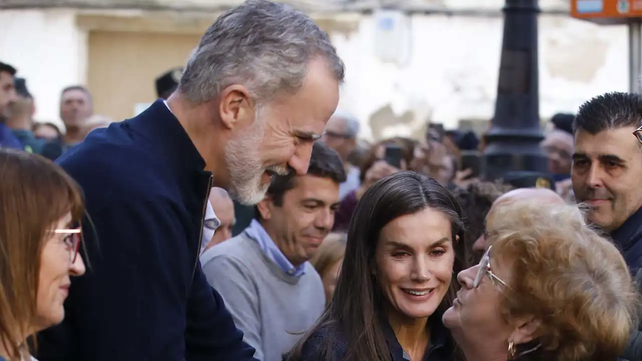 Los Reyes Felipe y Letizia cumplen su promesa y regresan a Chiva tras la DANA: primeras imágenes de su visita