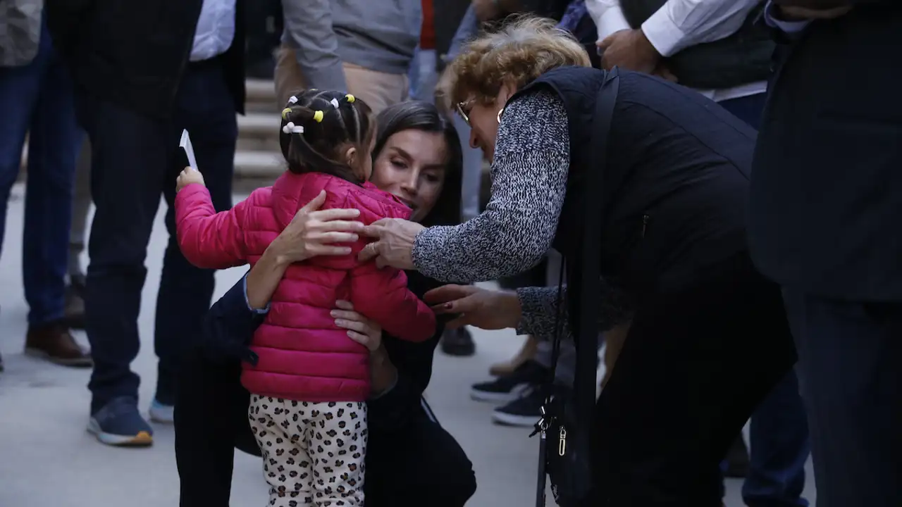 La Reina Letizia, emocionada con el gesto más espontáneo e inesperado de una niña a su llegada a Chiva