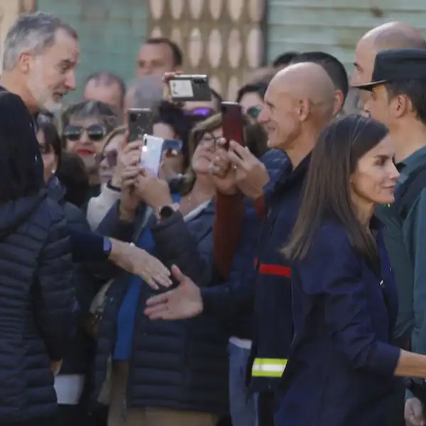 Los Reyes Felipe y Letizia saludando a los vecinos y efectivos en Chiva. 