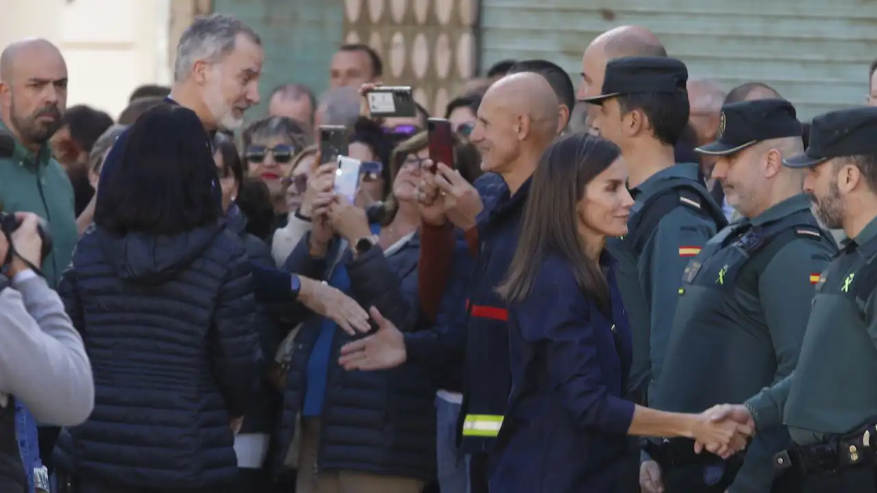 Los Reyes Felipe y Letizia saludando a los vecinos y efectivos en Chiva. 