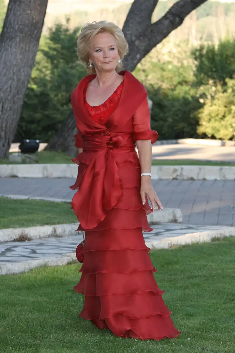 María del Carmen Menéndez Sánchez en la primera boda de Belén Esteban vestida con un precioso diseño rojo de Julio Reis 