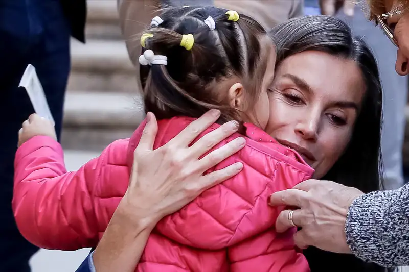 La Reina Letizia abrazada a una niña en Chiva