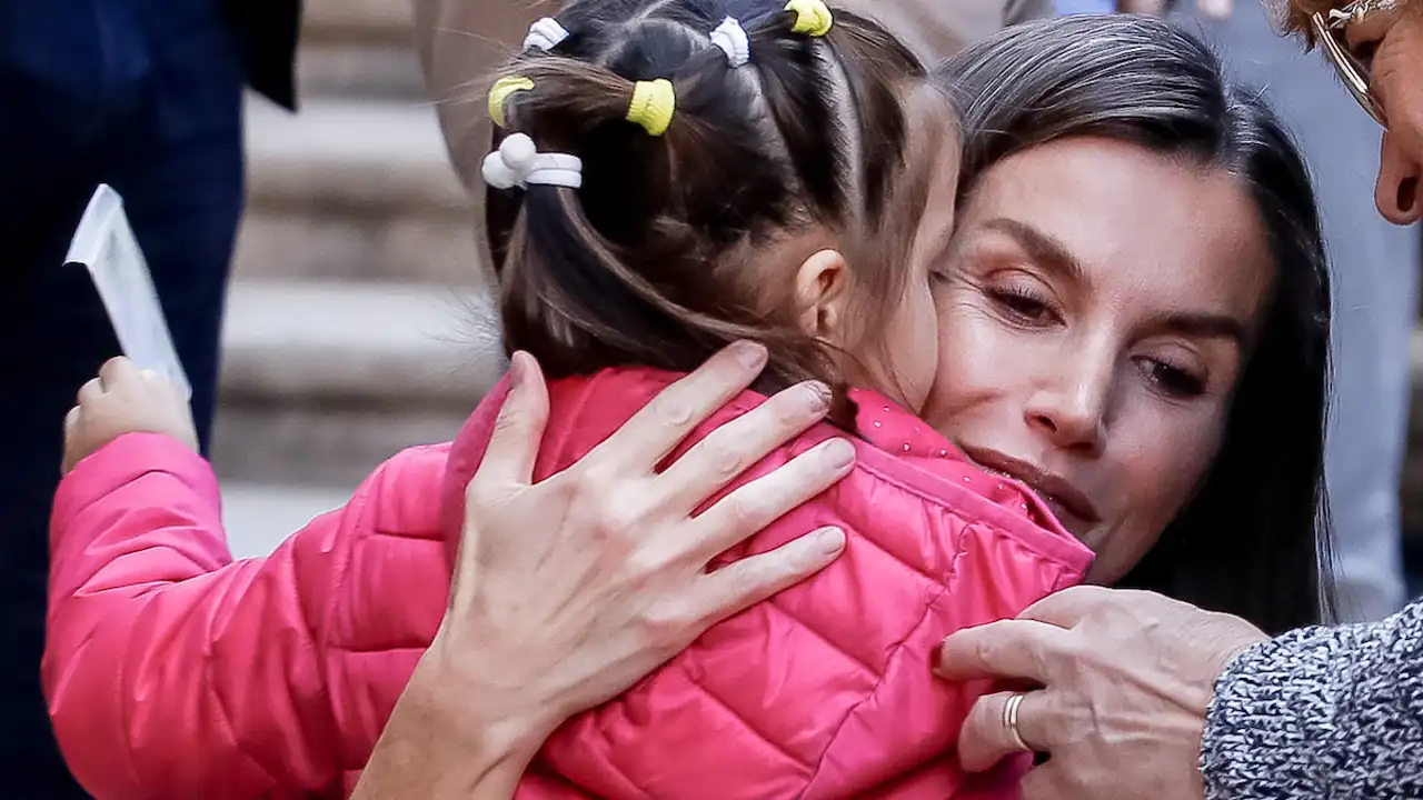 La Reina Letizia abrazada a una niña en Chiva