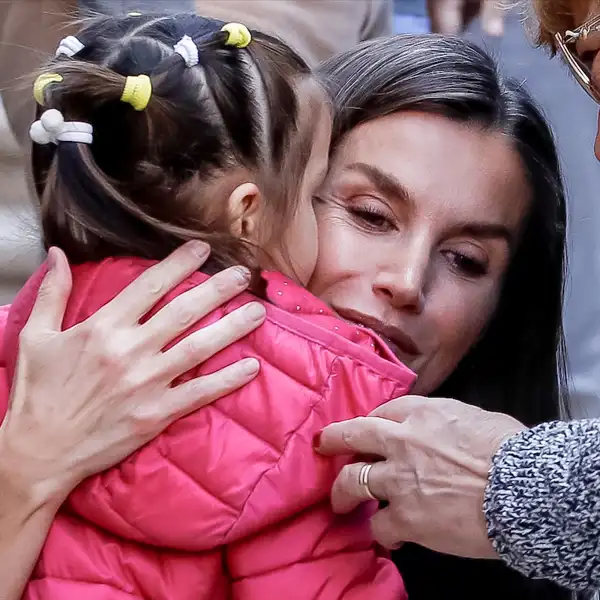 La Reina Letizia abrazada a una niña en Chiva